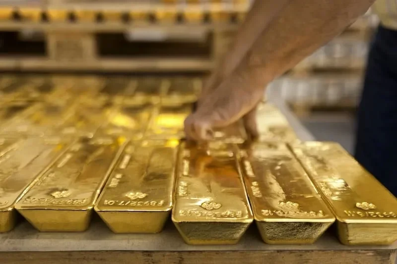 الذهب يهوي 3% عالمياً بفعل توقعات الفائدة الأمريكية وعطلة الصين