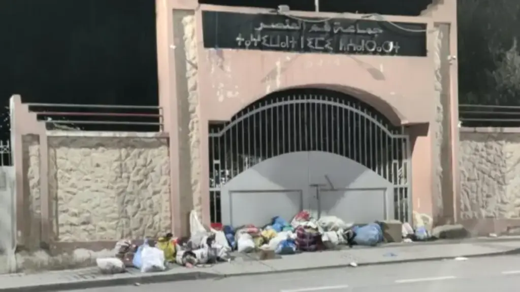 جماعة قروية ببني ملال تدين رمي النفايات أمام مقرها وتتوعد بالمتابعة القضائية